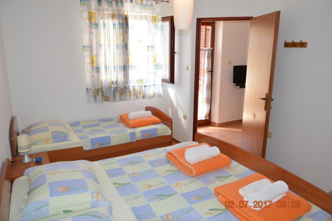 Apartments And Rooms By The Sea Jakisnica, Pag - 4160 Lun  Εξωτερικό φωτογραφία