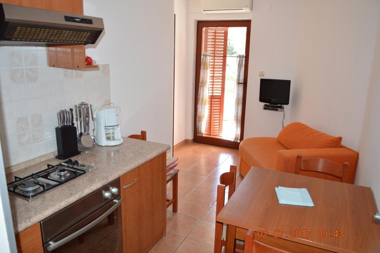 Apartments And Rooms By The Sea Jakisnica, Pag - 4160 Lun  Εξωτερικό φωτογραφία