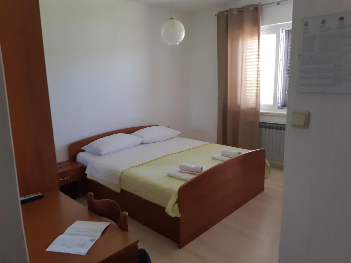 Apartments And Rooms By The Sea Jakisnica, Pag - 4160 Lun  Εξωτερικό φωτογραφία